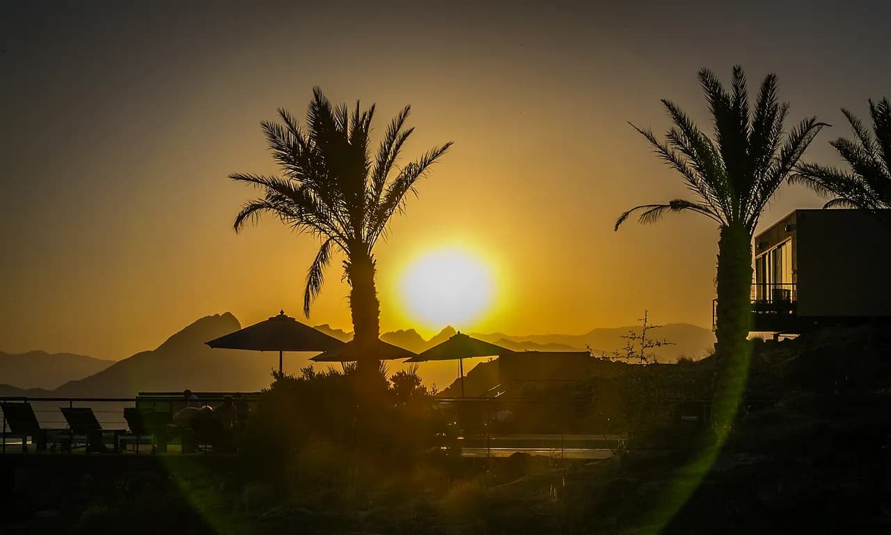 غروب الشمس على ساحل مسقط