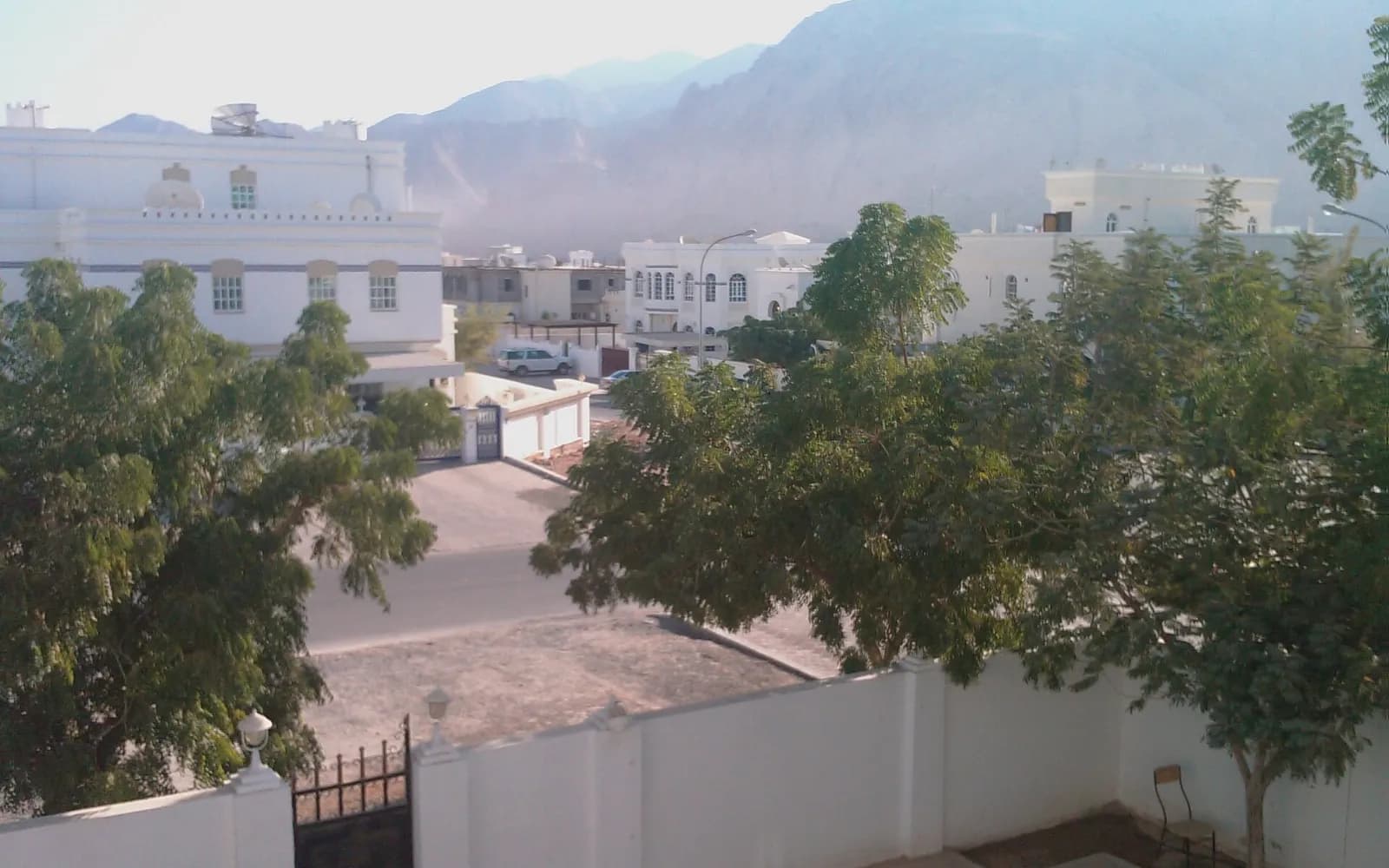 حيّ سكني في بوشر بمسقط تحيط به الجبال