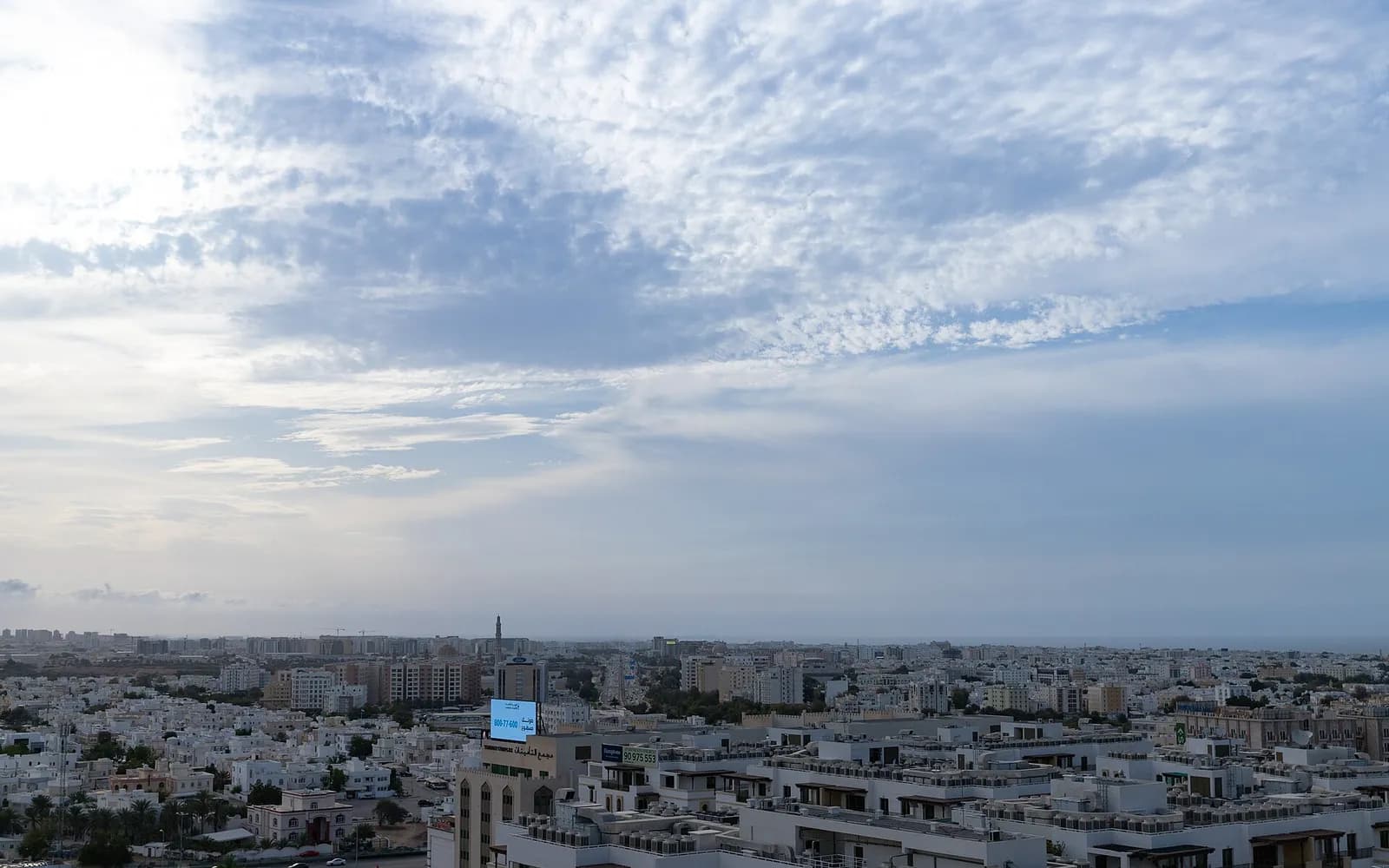منظر علوي لأحياء مسقط السكنية الممتدة نحو البحر